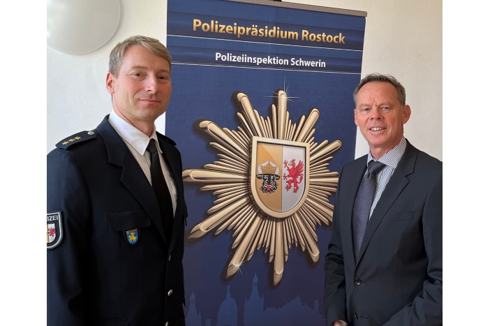 Ordnungsdezernent Silvio Horn beim Leiter der Polizeiinspektion Schwerin Nils Rosada © Landeshauptstadt Schwerin