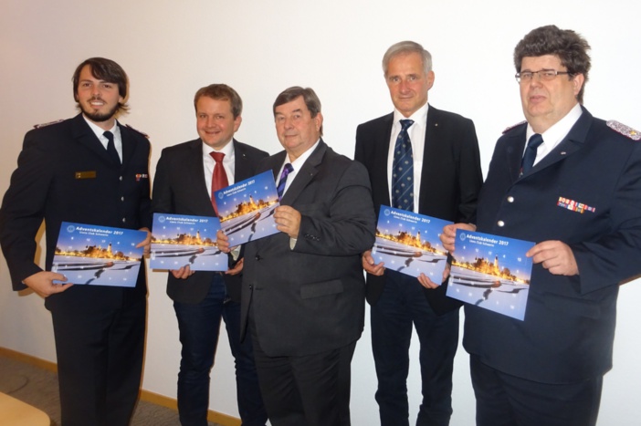 Sie präsentieren den neuen LIONS-Adventskalender: LIONS-Präsident Klaus Lemke und LIONS-Sekretär Jens Ludwig, OB Rico Badenschier sowie der 1. Stadtbrandmeister Gerhard Lienau und Stadtjugendfeuerwehrwart Karl-William Leonhardt. © Landeshauptstadt Schwerin / Michaela Christen