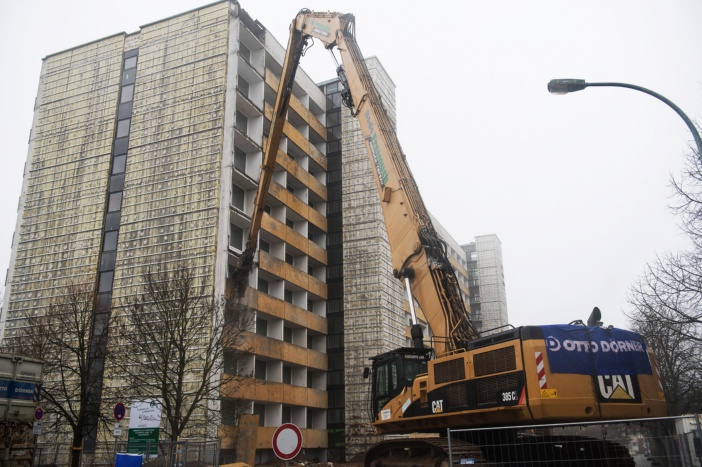 Am 12. März hat der Longfront-Bagger damit begonnen, das Hochhaus in der Eutiner Straße Stück für Stück abzutragen. © WGS - Wohnungsgesellschaft Schwerin mbH