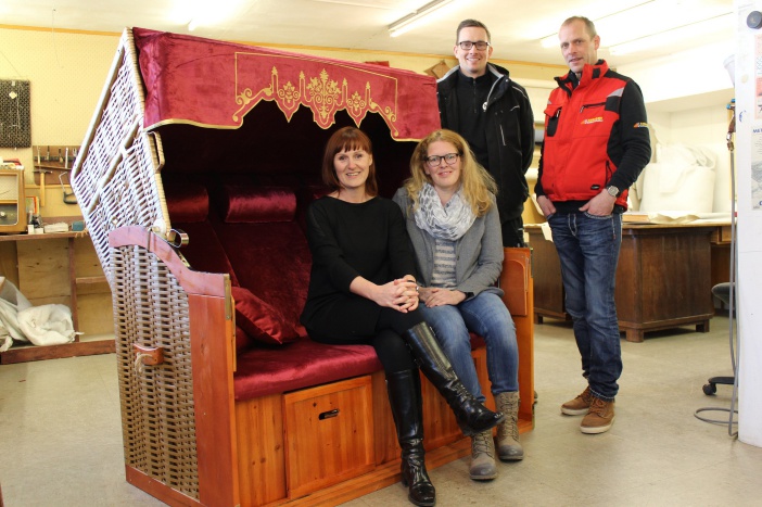 Martina Müller bei der Übergabe des Schwerin-Strandkorbes mit Jana Samland, Michael Marth und Frank Samland. © Stadtmarketing GmbH Schwerin