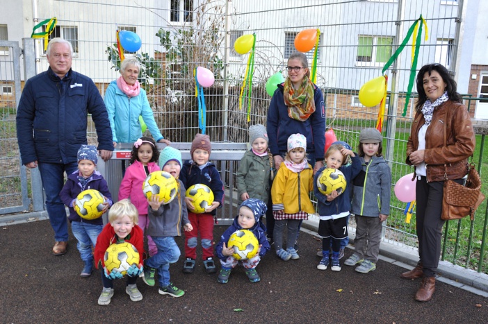 Die Stadtwerke Schwerin GmbH unterstützte die Installation eines Ballfangzaunes in der Kita Rappelkiste. © Kita gGmbH/Barbara Arndt