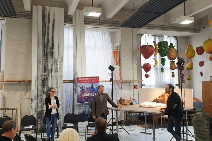 Assistentin der Technischen Leitung Svenja Karl, Ausstatter Wolfgang Kurima Rauschning, Regisseur Toni Burkhardt bei der Präsentation des Bühnenbildmodells im Malsaal des Mecklenburgischen Staatstheaters. © Johannes Lewenberg