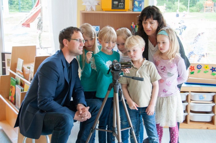 Die Kinder der Kita Regio Emilia zeigten Aurel Witt und Anke Preuß stolz ihre neue Kamera. © maxpress/Lembcke