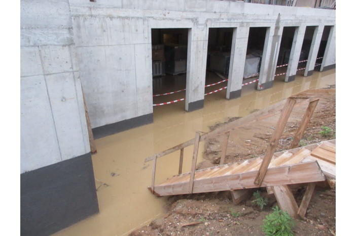 Die Baustelle der Erich-Weinert-Schule wurde nur wenige Stunden nach dem Baustellenfest vom Starkregen geflutet.  © ZGM