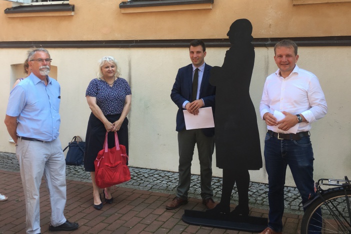 OB Dr. Rico Badenschier (rechts) eröffnete gemeinsam mit dem wissenschaftlichen Mitarbeiter der Stadtgeschichtlichen Sammlung Dr. Jakob Schwichtenberg die Ausstellung auf dem Innenhof. © Landeshauptstadt Schwerin