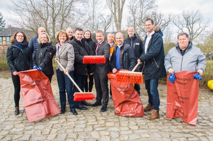 Der SDS ist für die Kehrwoche zum 25. Frühjahrsputz gewappnet. Gemeinsam mit Oberbürgermeister Rico Badenschier, Unterstützern und Sponsoren des großen Reinemachens rufen die Organisatoren alle Schwerinerinnen und Schwerin auf, sich ab dem 23. März zu beteiligen  © maxpress/Holz