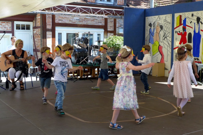 Kinder zeigen, was sie bei der musikalischen Früherziehung gelernt haben. © Christina Lüdicke