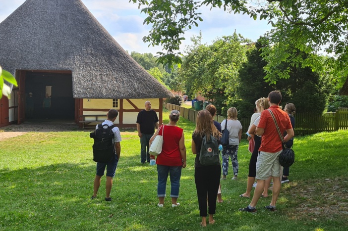 Stefan Floeter mit einer Gruppe vor dem ältesten Bauernhaus des Museums © Fred-Ingo Pahl