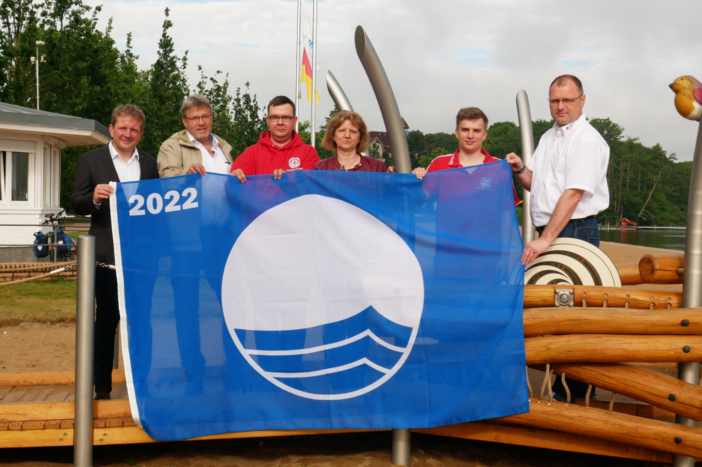 Oberbürgermeister Dr. Rico Badenschier (l.), SDS-Werkleiterin Ilka Wilczek (3.v.r.) , DRK-Kreisgeschäftsführer Jens Leupold (r.), Uwe Friedriszik, Ortsbeirat Zippendorf (2.v.l), Marcel Spriestersbach (3.v.l.) und Marvin Jacobs (2.v.r.) © LHS Hendrik Grygas