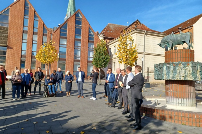 Oberbürgermeister Rico Badenschier (3.v.r.) gab heute den Schlachtermarkt und den zweiten Bauabschnitt Großer Moor offiziell für den Verkehr frei.   © Landeshauptstadt Schwerin