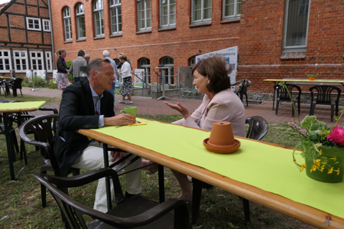 Mitten drin: Der neue Kulturdezernent Silvio Horn im Gespräch mit Ines Poloski-Schmidt zu Fragen der Erwachsenenbildung. © Kerstin Kutzer/Volkshochschule