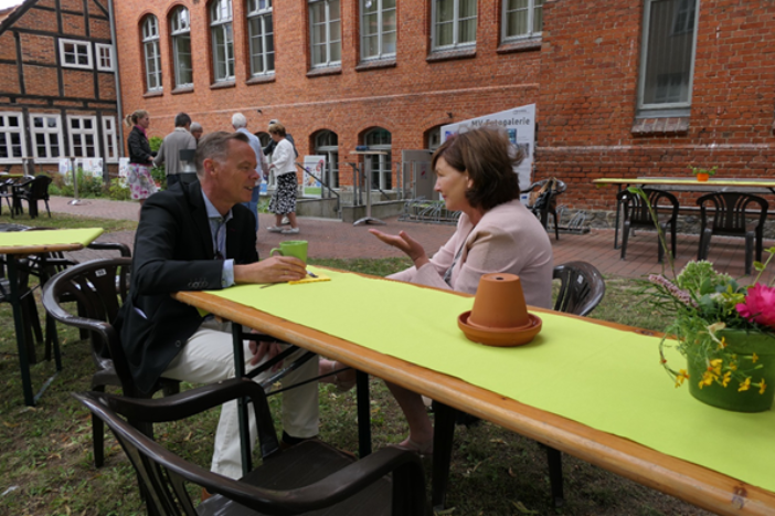 Mitten drin: Der neue Kulturdezernent Silvio Horn im Gespräch mit Ines Poloski-Schmidt zu Fragen der Erwachsenenbildung. © Kerstin Kutzer/Volkshochschule 