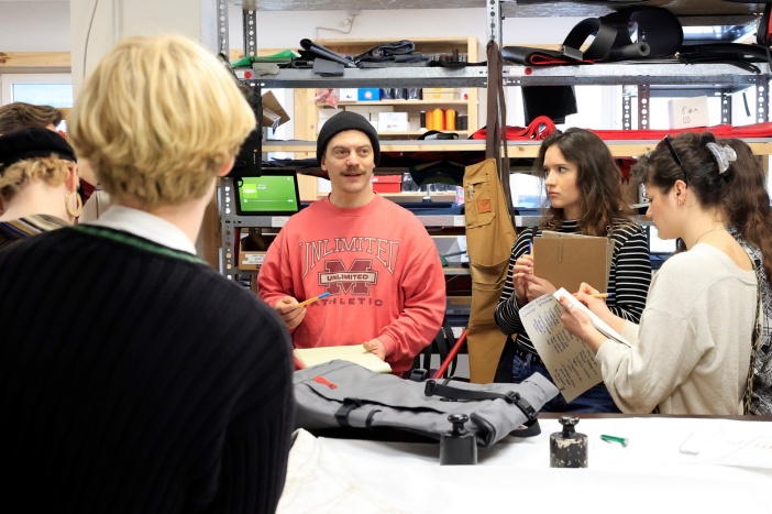 Die Teilnehmenden des Design Camps auf Tour zu den Textil-Experten, u. a. legten sie einen Stopp in der Taschenmanufaktur RedRebane ein. © Stadtmarketinggesellschaft Schwerin mbH