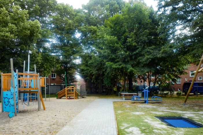 Die neu errichteten Spielgeräte laden Jung und Alt sowie mit Menschen mit körperlichen Einschränkungen zum Verweilen auf dem Platz in der Geibelstraße ein. © SDS/Katarina Dominka