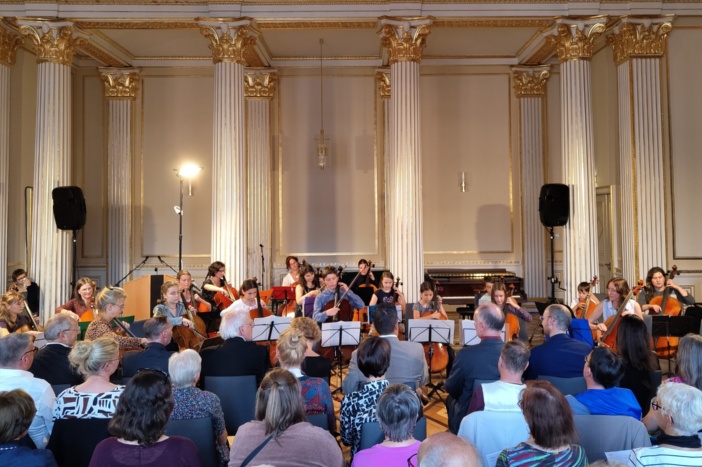 Das Cello-Orchester „Koeppen pur“ ist auch dabei. © Landeshauptstadt Schwerin/Matthias Ellinger