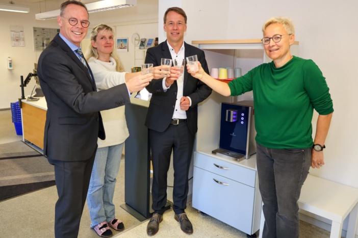 Kulturdezernent Silvio Horn, Britta Steinfath, Leiterin von der Stadtteilbibliothek Lankow, Technischer Geschäftsführer der Stadtwerke Schwerin Hanno Nispel und Grit Wilke, Leiterin Stadtbibliothek stoßen auf den neuen Wasserspender an. © maxpress/Steffen Holz