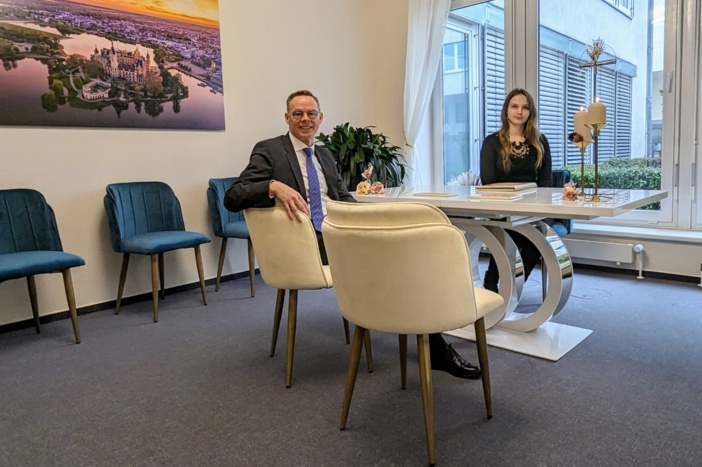 Dezernent Silvio Horn (links) und die leitende Standesbeamtin Franziska Volpert besichtigen den modernisierten Trauraum im Stadthaus. © Landeshauptstadt Schwerin/Ulrike Auge