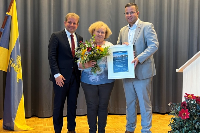 Die Vorsitzende des Kulturvereins SIC Luidmyla Sientsova nahm den Köppinger-Preis von Oberbürgermeister Badenschier und Stadtpräsident Ehlers während der Einbürgerungsfeier entgegen. © Landeshauptstadt Schwerin