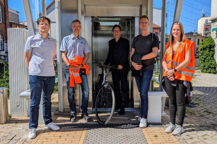 Verkehrsdezernent Bernd Nottebaum (mitte) machte die erste Testfahrt in den neuen Aufzügen des Tunnels in der Lübecker Straße. Auch das Fahrrad passt nun problemlos hinein. Mit dabei Stephan Deuil vom Ingenieurbüro; Daniel Piske, Projektverantwortlicher vom Verkehrsmanagement der Stadt; Stephan Haring, Ortsbeiratsvorsitzender und Antonia Rickert von der Bauleitung (v.l.) © Landeshauptstadt Schwerin/Ulrike Auge