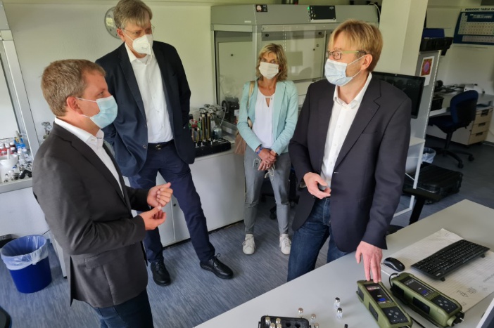 BU: Oberbürgermeister Badenschier mit den Geschäftsführern Dr. Andreas Walte (l.) und Wolf Münchmeyer (r) und Kathrin Hoffmann aus Wirtschaftsförderung © Airsense GmbH