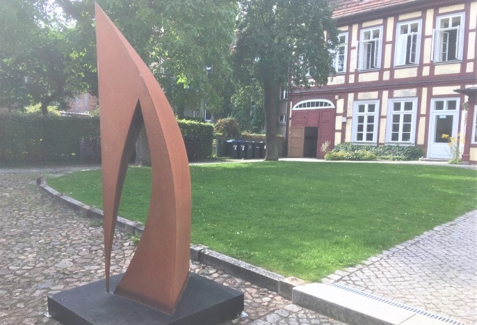 Skulptur Faehe im Innenhof des Konservatoriums Schwerin © LHS/Daniela Semlow
