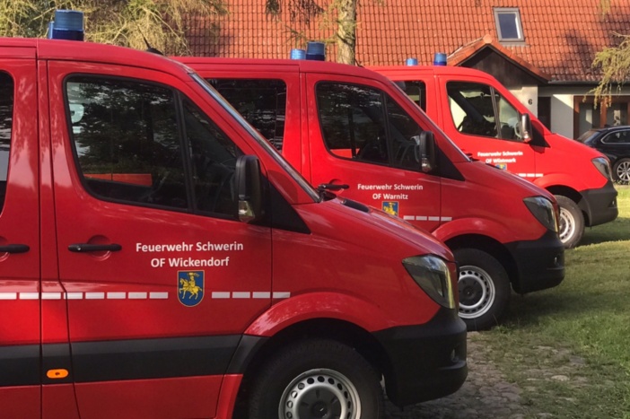 Diese drei Mannschaftstransportwagen wurden an die Feuerwehren in Wüstmark, Warnitz und Wickendorf übergeben. © Landeshauptstadt Schwerin / Jens Krause