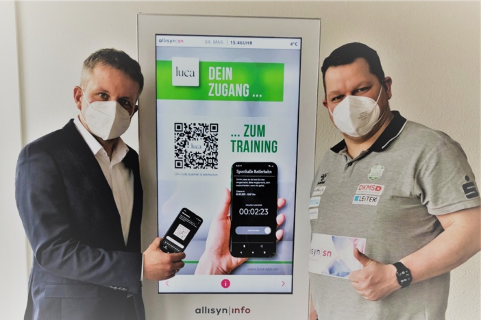 Sind Fans der neuen LUCA-App: Oberbürgermeister Rico Badenschier und Grün-Weiß-Geschäftsstellenleiter Steffen Franke. © Landeshauptstadt Schwerin / Silke-Maria Preßentin