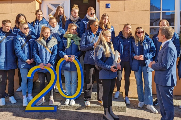 Oberbürgermeister Rico Badenschier (rechts) empfängt das Siegerteam vor dem Rathaus. © Landeshauptstadt Schwerin/Ulrike Auge