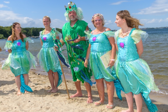 Ein kultiges Ereignis seit vielen Jahren – Wassergott Neptun wird den kleinen Besuchern des Insel- und Strandfestes bei der Taufe wieder lustige Namen geben © maxpress