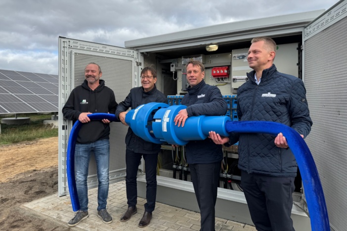 v.l.n.r.: Robin Schlenczek (Dr. Metje Consulting), Bernd Nottebaum (Dezernent für Bauen, Umwelt und Verkehr der Stadt Schwerin), Hanno Nispel (Geschäftsführer Stadtwerke Schwerin) und Sascha Lauckner (Geschäftsführer GES) schließen gemeinsam symbolisch die PV-Anlage im Industriepark Schwerin ans Stromnetz an. © Stadtwerke Schwerin