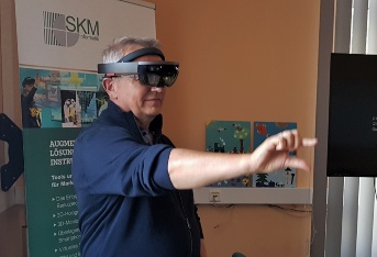Mitarbeiter der Wirtschaftsförderung testen HoloLens Brille und AR Technologie © Landeshauptstadt Schwerin