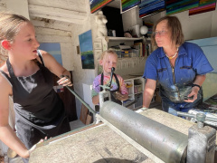 Kinder beim Drucken von Kaltnadelradierungen an der Tiefdruckpresse &copy; Ute Laux