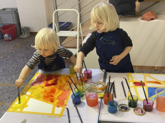 Kinder beim Malen mit Aquarellfarbe &copy; Ute Laux