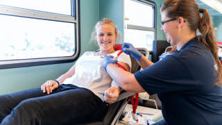 Das Bild zeigt eine junge Frau, die zum 1. Mal Blut spendet. &copy; DRK-Blutspendedienst NSTOB