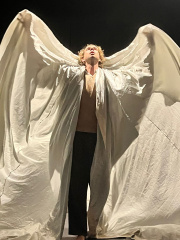 Im Riss das Bild &copy; Tanztheater Lysistrate