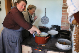 Kochen auf dem Feuerherd im Freilichtmuseum Schwerin-Mueß © Fred-Ingo Pahl