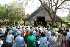 Gottesdienst vor dem Bauernhaus der Hufe 1 im Freilichtmuseum Schwerin-Mueß &copy; Fred-Ingo Pahl